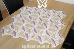 Moderne Tischdecke aus Plauener Spitze für modernes Wohnen