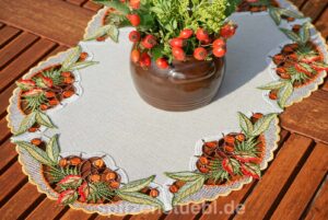 Herbst Tischläufer - entdecken Sie eine exklusive Tischdekoration für den Herbst und trendige Accessoires aus Spitze für die perfekte und ausdrucksstarke Tischdekoration im Herbst.