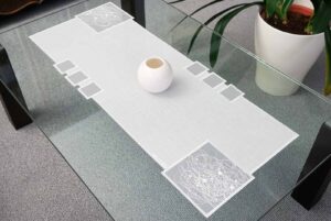 Moderne Tischläufer aus Plauener Spitze. Moderne Tischwäsche Made in Germany. Tischläufer aus moderner Stickerei.