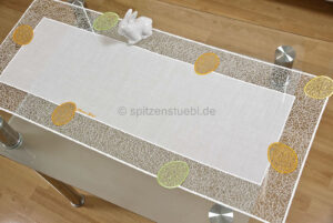 Moderne Tischläufer zu Ostern aus Plauener Spitze