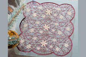 Plauener-Spitze-Weihnachtsdeckchen-Sternenhimmel-bordeaux-26x26-cm