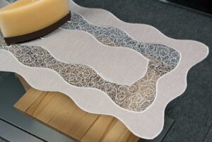 Moderner Tischläufer aus Plauener Spitze 40x90 cm