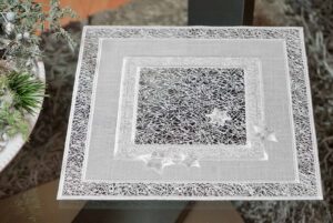 Modernes Deckchen zu Weihnachten aus Plauener Spitze
