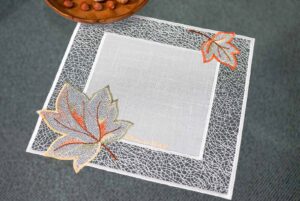 plauener spitze herbstzeit deckchen 26x26 cm – elegante tischdekoration mit herbstlichen ahornblättern
