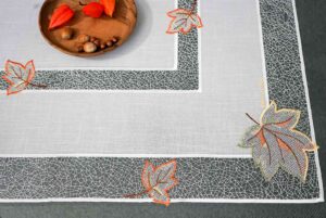 plauener spitze herbstzeit tischdecke 86x86 cm – elegante tischdekoration mit herbstlichen ahornblättern06