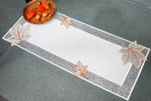plauener spitze herbstzeit tischläufer 26x68 cm – elegante tischdekoration mit herbstlichen ahornblättern