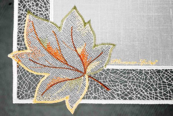plauener spitze herbstzeit – elegante tischdekoration mit herbstlichen ahornblättern detailbild